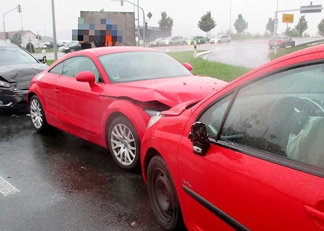 Drei kaputte Autos und eine verletzte Personen gab es bei einem Unfall am Montagabend.