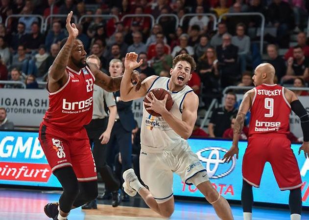 Der Jenaer Sid-Marlon Theis im Zweikampf mit dem Bamberger Cliff Alexander.