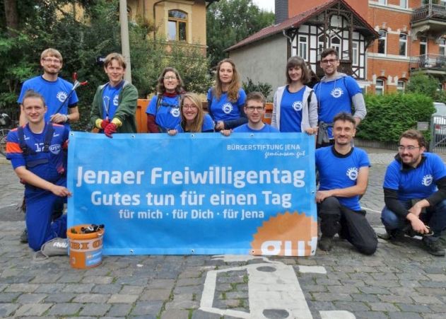 Knapp 30 Freiwillige beteiligten sich am Leutraputz, organisiert vom Ortsteilrat Jena West.