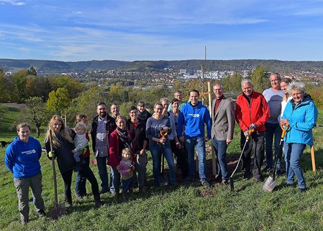 Gemeinsam pflanzten 20 Freiwillige Bäume auf der Trüperwiese.