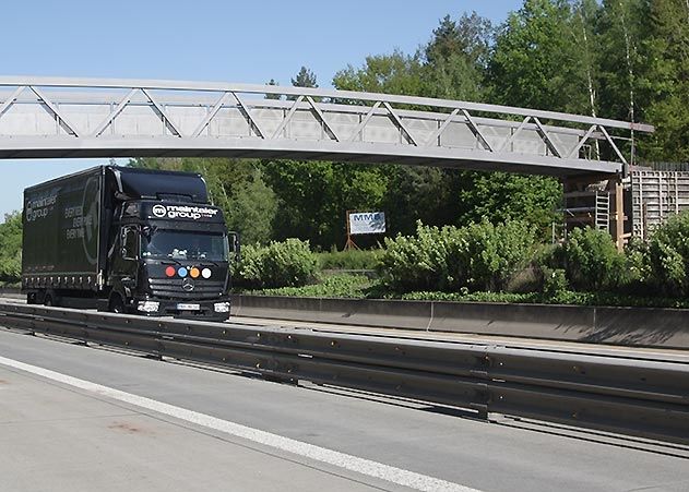 Seit 9.30 Uhr und damit fünfeinhalb Stunden früher als geplant kann der Verkehr auf der A 4 wieder rollen. Der Abriss der alten Holzbrücke bei Stadtroda und das Einsetzen der neuen gingen schneller voran.