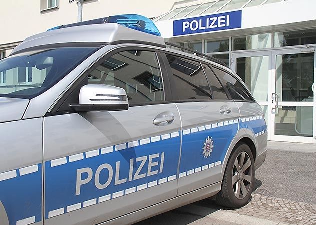 Obwohl er unter Drogen stand, ist ein 35-Jähriger bei der Polizei mit dem eigenen Pkw vorgefahren.