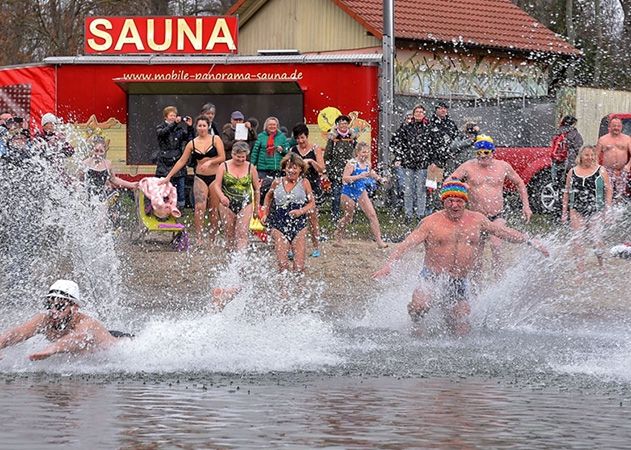Am ersten Tag des Jahres können sich Tapfere, Verrückte und Abgehärtete zum sogenannten Anbaden in den Schleichersee stürzen.