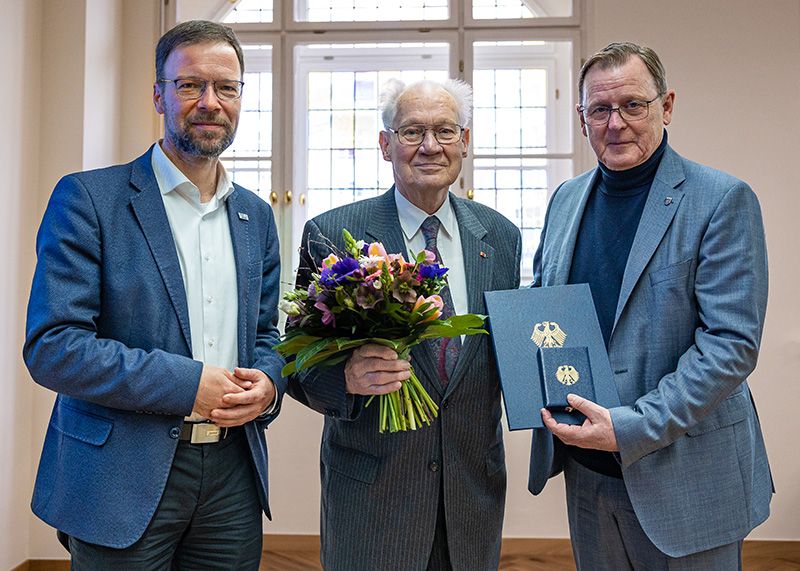 Verdienstkreuz für Dr. Eckhard Schack: Ministerpräsident Bodo Ramelow (r.) hat die Auszeichnung im Beisein von Jenas Oberbürgermeister Dr. Thomas Nitzsche (l.) vorgenommen.