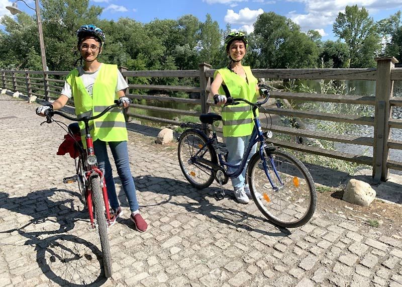 Shima und Ida bei ihrer ersten Radtour zur alten Burgauer Brücke.