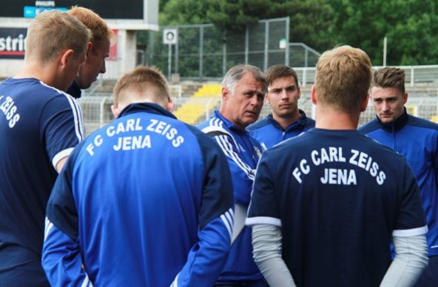 Mission Aufstieg erneut gestartet: Jenas Cheftrainer Lothar Kurbjuweit zum Trainingsauftakt mit seinem neuformierten Team.