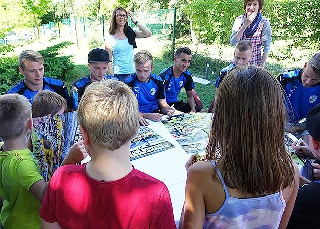 Die Fußballer des FC Carl Zeiss Jena besuchten Patienten der Klinik für Kinder- und Jugendpsychiatrie, Psychosomatik und Psychotherapie am Uniklinikum.