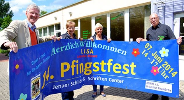 Vorfreude auf das Pfingstfest: Lobedas Ortsteilbürgermeister Volker Blumentritt, Elisabeth Wackernagel und Sabine Radowski vom Lobedaer Ortsschaftsrat sowie DJ Kojak (Jörg Hüttmann).