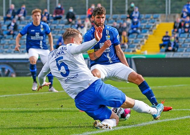 Im Duell der Jenaer Maximilian Oesterhelweg mit dem Chemnitzer Niklas Hoheneder.