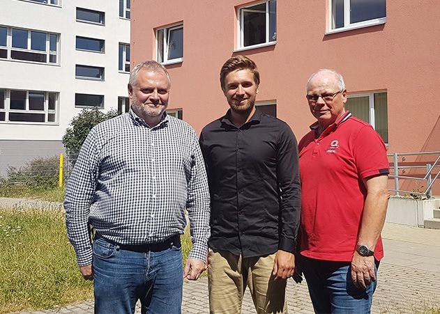 Christoph Schliewe mit den Vereinsvorständen Torsten Rödiger und Günther Reißmann.