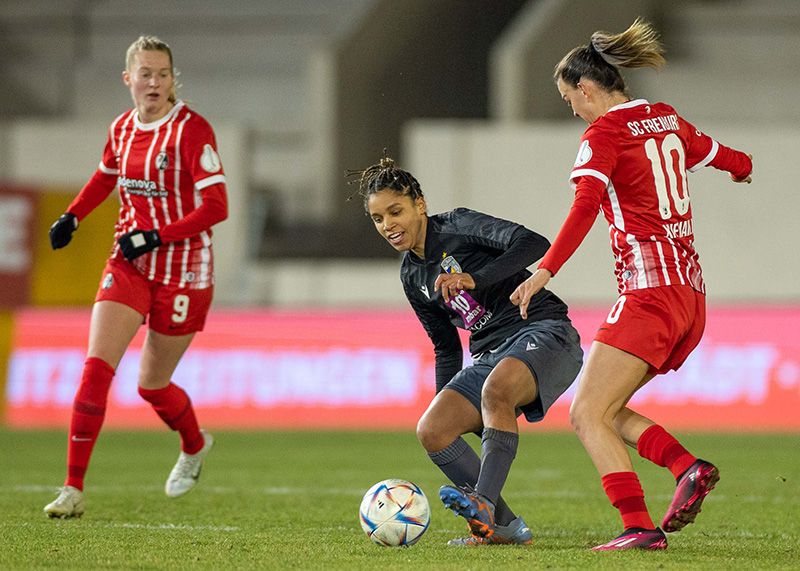 Im Duell Jenas Josephine Bonsu mit der Freiburgerin Riola Xhemaili.