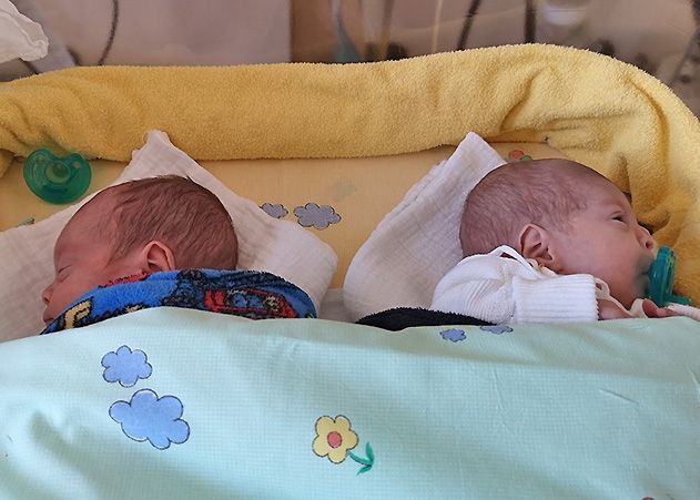 Glücklicher Tag für die Familie: Die Zwillinge Benjamin und Eric dürfen nach 13 Wochen in der Neonatologie am UKJ nach Hause.