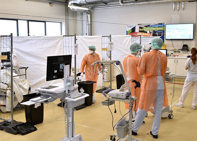 Die bisherige Kraftfahrzeughalle ist so umgerüstet worden, dass hier zehn Liegeplätze, ein Untersuchungs- und Behandlungsplatz sowie zehn Warteplätze für Patienten mit Verdacht auf eine Coronainfektion entstanden sind.