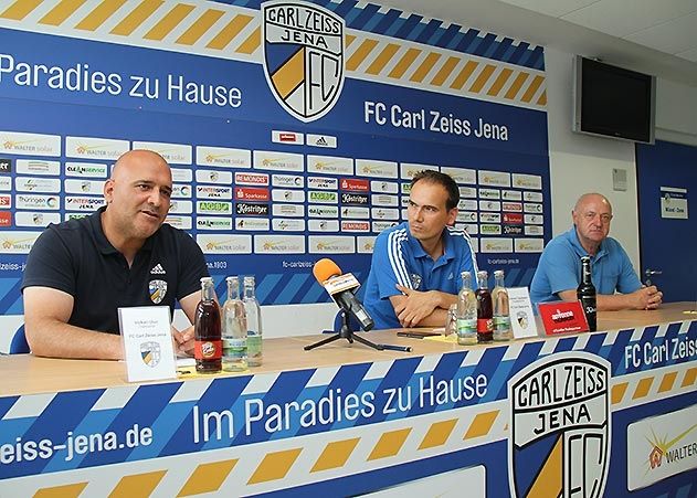 FCC-Cheftrainer Volkan Uluc (li.) zeigte sich auf der heutigen Pressekonferenz mit der Vorbereitung insgesamt zufrieden. Im Bild Pressesprecher Andreas Trautmann (m.) und Präsident Lutz Lindemann (re.).