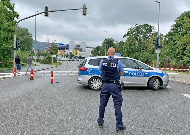 Der Bereich um das ehemalige Einkaufszentrum Schiller-Passage und die Wiesenstraße sind derzeit wegen eines Gaseinsatzes weiträumig abgesperrt.  Es kommt dadurch zu Staus im Innenstadtbereich und aus Richtung Jena-Nord bzw. Jena-Ost.