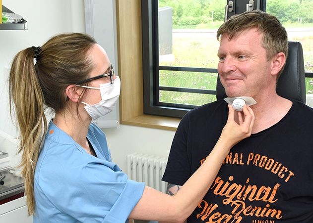 Die HNO-Ärztin Dr. Juliane Priese (li.) demonstriert das Anbringen des Zungenschrittmachers beim Studienteilnehmer Enrico Walther.