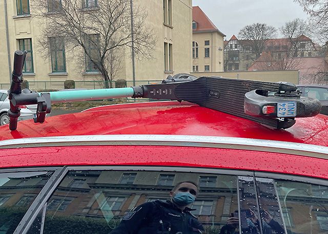 Polizei sucht Zeugen: Wer kann Hinweise zu dem Roller auf dem Autodach geben?