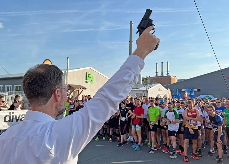 OB Nitzsche gab als Schirmherr den Startschuss für den 11. Jenaer Firmenlauf.