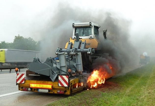 Lichterloh brannte heute ein Lkw mit Ladung im Wert von einer halben Million Euro auf der A9 bei Hermsdorf.