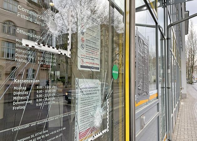 Mehrere Scheiben der Commerzbank in Jena gingen in der Nacht zu Bruch.