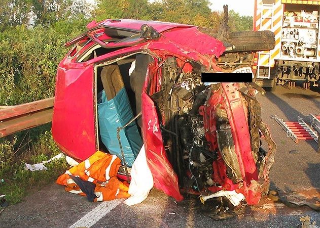 Nach mehrfachen Überschlägen kommt das Fahrzeug erst zum stehen.