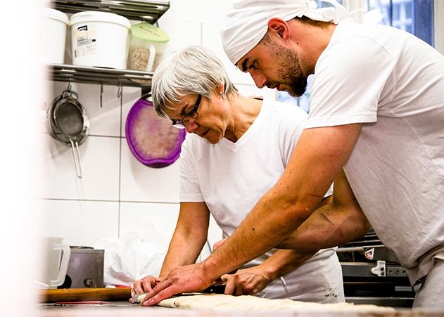 Ausbildung in einer Bäckerei: Die Gewerkschaft NGG fordert Betriebe dazu auf, auch in Krisenzeiten weiter auf Azubis zu setzen.