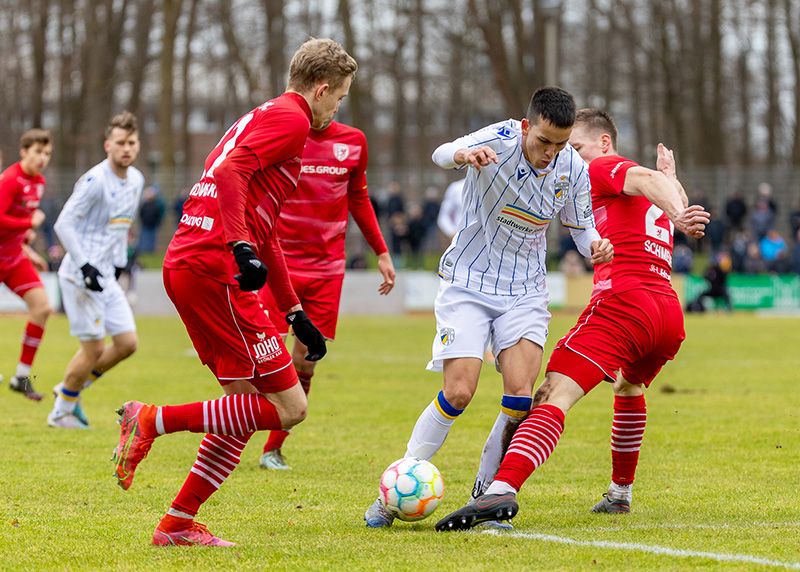 Jenas Pasqual Verkamp (m.) trifft in der 44. Minute zum 1:0-Siegtreffer gegen den Greifswalder FC.