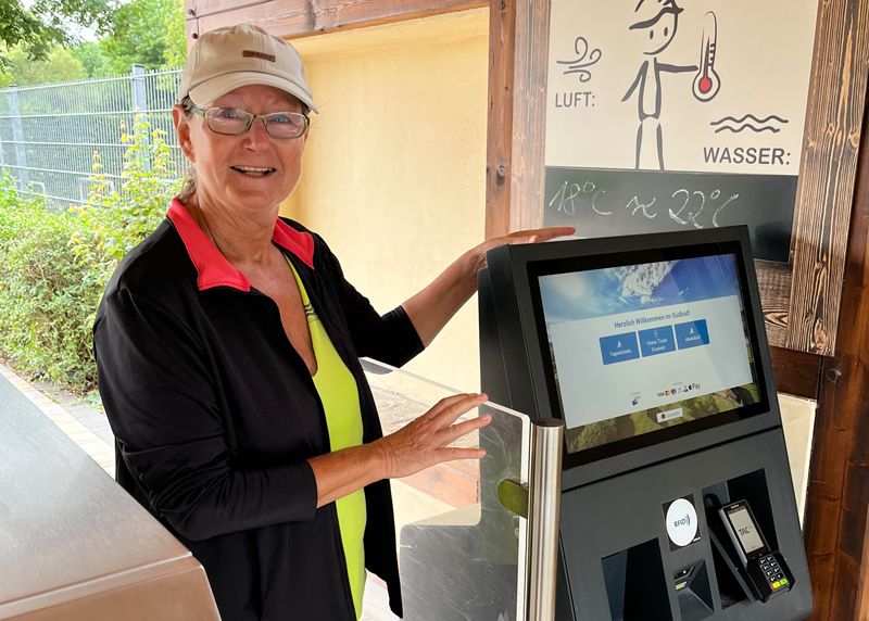 Freut sich schon auf den Sommer: Die treue Seele Roswitha Greiner begrüßt seit vielen Jahren die Südbadgäste an der Freibadkasse.