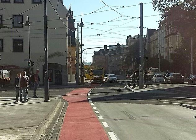 Zwischen dem Roten Turm und der Kreuzung Lutherplatz wurde eine neue Fahrradspur eingezeichnet.