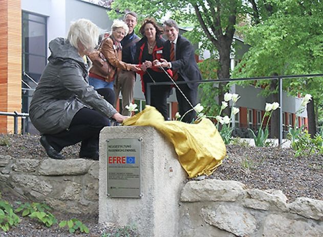 Oberbürgermeister Dr. Albrecht Schröter, Birgit Hirt (Stadtumbau), Denis Peisker (Stadtentwicklungsdezernet), Monika Titze (Teamleiterin Stadtumbau) und Silvia Streibrich (Fachbereich Stadtentwicklung) bei der Enthüllung des Gedenksteines zur feierlichen Eröffnung der umgestalteten Rasenmühleninsel (v.r.n.l.).