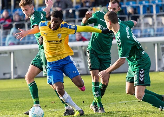 Jenas Bedi Buval erzielt im Spiel gegen den FC Schönberg 05 den Führungstreffer zum 1:0.