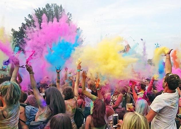 Rund 3.000 Menschen feierten im vergangenen Jahr am Jenaer Schleichersee das Fest der Farben.