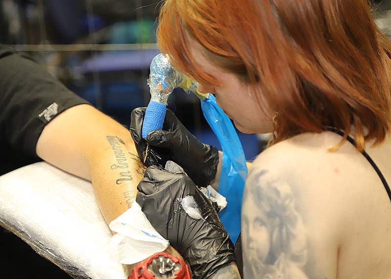 Auf der Tattoo Convention in Jena kann man sich auch spontan ein kleines Kunstwerk auf die Haut bringen lassen.