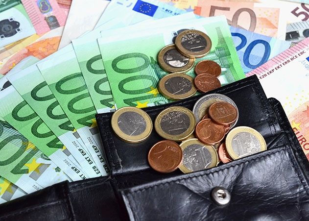 In vier Halbjahresschritten steigt der Mindestlohn von 9,35 Euro ab dem 1. Januar 2021. Das hat die Bundesregierung am Mittwoch beschlossen.