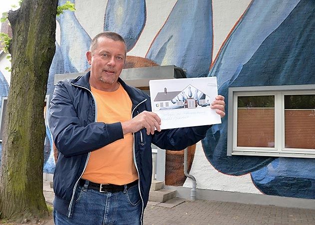 Dirk Jahn, Projektkoordinator bei KIJ, zeigt die Entwürfe, nach denen die Fassade gestaltet worden ist.