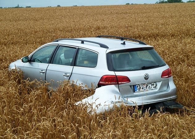 Unverletzt blieb ein Autofahrer auf der A 4 bei Jena, als er die Kontrolle über sein Fahrzeug verlor und im Kornfeld landete.