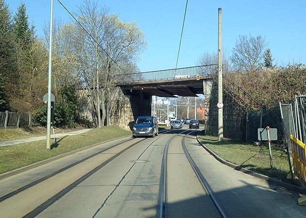 Wegen Bauarbeiten an der Bahnbrücke in der Kahlaischen Straße, machen sich Vollsperrung und Umleitungen notwendig.