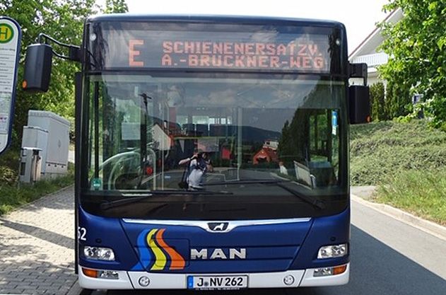 Wenn es nach Jenas Bürgermeister Christian Gerlitz geht, soll bald wieder der Schienenersatzverkehr durch das Himmelreich rollen, während parallel die Straßenbahnanbindung in das Wohngebiet gebaut wird.