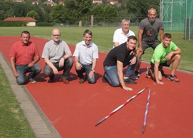 Auf dem neuen Belag der Speerwurfanlage in der Oberaue: v.l.n.r. Dirk Jahn (Projektleiter KIJ), Karl-Hermann Kliewe (Werkleiter KIJ) OB Albrecht Schröter, Olympiasieger Thomas Röhler, Michael Meier (Vorsitzender LC Jena), Harro Schwuchow (Trainer) und Nachwuchswerfer Maurice Voigt.