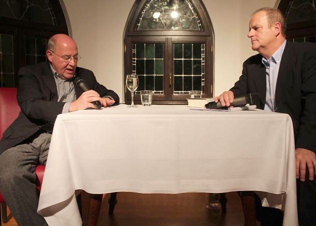 Gregor Gysi stellte auf dem Fuchsturm in Jena sein neuestes Buch „Ein Leben ist zu wenig“ vor. Hier im Bild mit mdr-Moderator Jörg Thiem (r.).