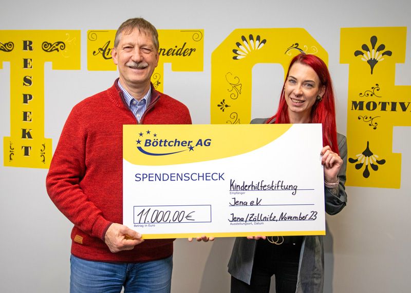 Christin Kollascheck überreicht die Spende der Böttcher AG an Prof. Dr. med. Hans Proquitte.