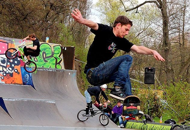 Der Skatepark auf der Rasenmühleninsel  in Jena erfreut sich großer Beliebtheit bei der Jugend und bietet ihnen die Möglichkeit, sich kostenlos sportlich auszuleben und Gleichgesinnte zu treffen.