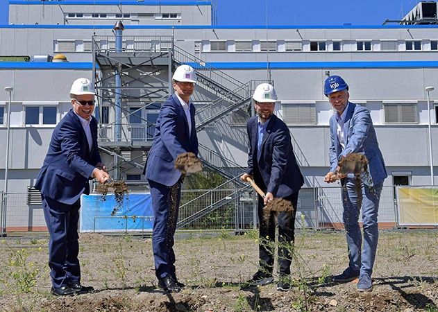 Spatenstich für das neue Betriebsrestaurant der Jenoptik in Jena-Göschwitz, von links: Jenoptik-Finanzvorstand Hans-Dieter Schumacher, Jenoptik-Vorstandsvorsitzender Dr. Stefan Traeger, Dr. Thomas Nitzsche, Oberbürgermeister der Stadt Jena, und Matthias Stieff, Vorstand Planungsbüro IGB AG