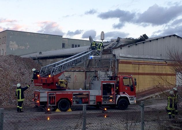 Von einem Gebäude des ehemaligen Schlachthofes hatten sich Teile eines Blechdaches gelöst und flogen auf die Wiesenstraße. Die Feuerwehr entfernte sie und sicherte das Dach.