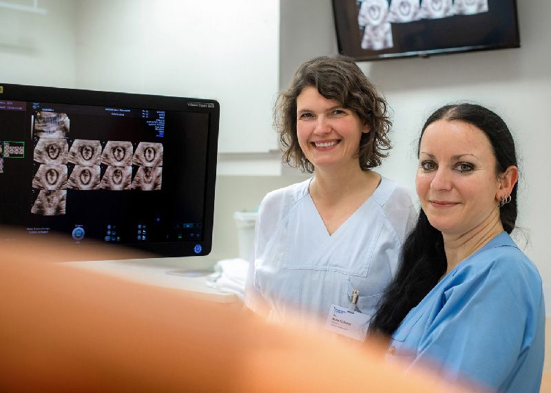 Dr. Alexandra Köhler (rechts im Bild) und Dr. Anna Kolterer, Oberärztinnen der Klinik für Geburtsmedizin am UKJ, bieten betroffenen Frauen eine Anlaufstelle bei Beckenbodenfunktionsstörungen nach Schwangerschaft und Geburt.