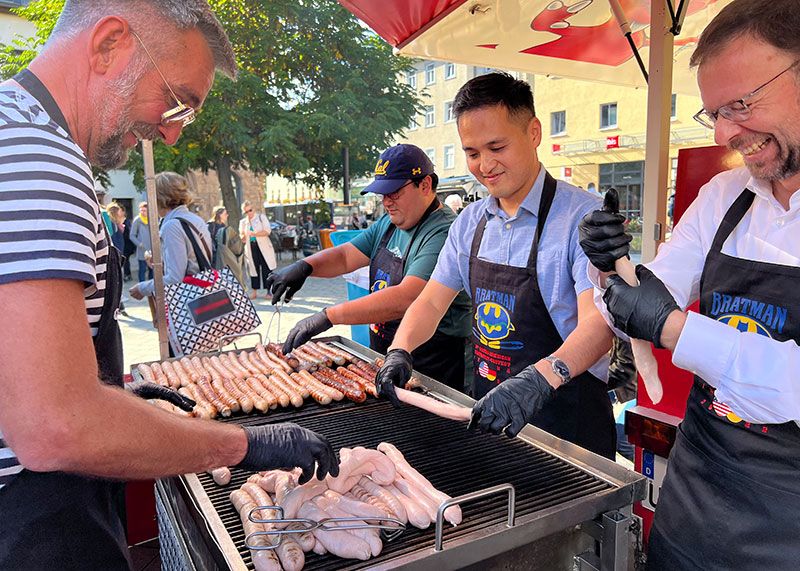 Im Wettstreit: Berkeleys Bürgermeister Jesse Arreguin (l.), US-Generalkonsul Ken Toko (m.) und Jenas Oberbürgermeister Thomas Nitzsche (r.) unterstützt von Grillteufel-Chef Mario Escher.