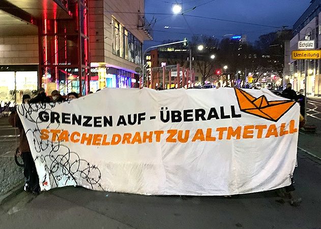 Demonstranten fordern: „Um Europa keine Mauer. Bleiberecht für alle und auf Dauer.“