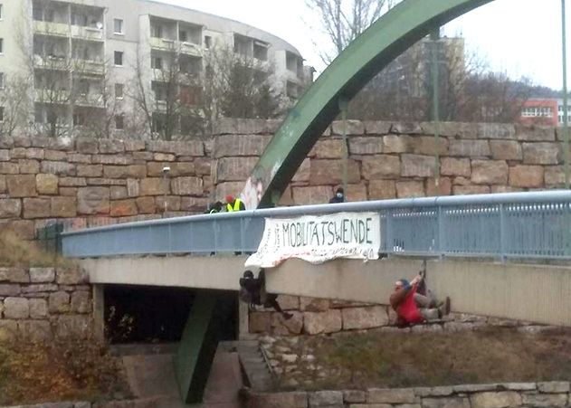 Zwei Klimaaktivisten von Climate Climbers seilen sich von einer Autobahnbrücke bei Jena ab.