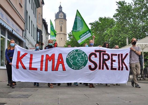 Rund 300 Teilnehmer zog es am Mittwochnachmittag auf die Straße, um für eine bessere Klimapolitik in Jena zu demonstrieren.