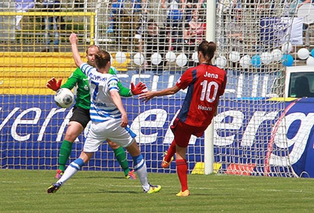 Amber Hearn (re.) will mit dem FF USV im letzten Heimspiel gegen Duisburg voll auf Angriff setzen.